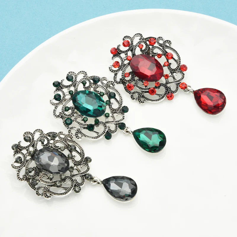 Broche Bloem met Kristallen Druppel in Vintage Paleisstijl – Elegant en Chic