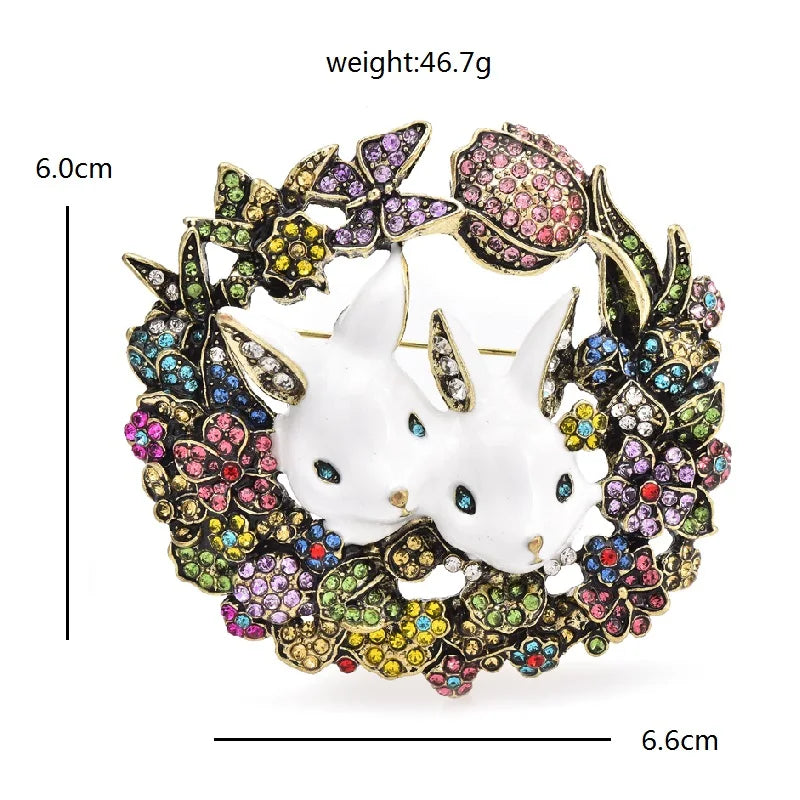 Broche Dieren | Schattige Konijnenkrans met Bloemen – Unisex Dierenbroche