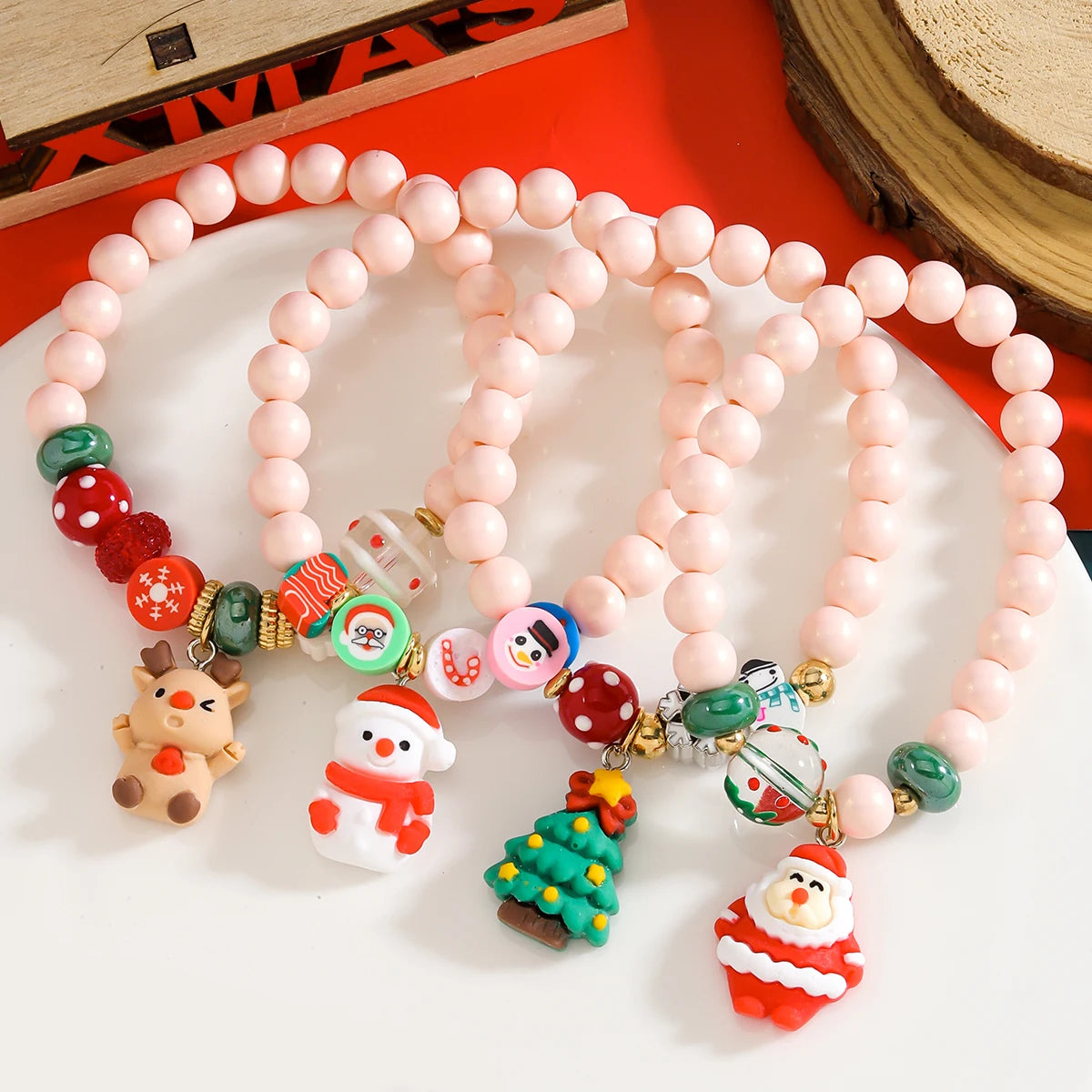 Kerst armbanden set met kralen, kerstman en sneeuwpop bedels