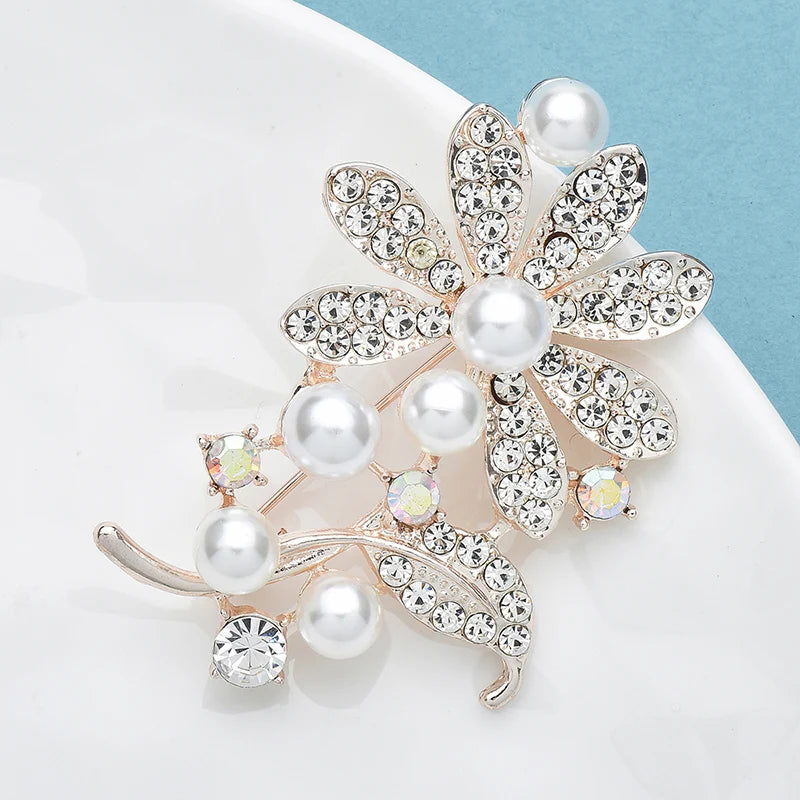 Broche Bloem met Parel en Blad – Elegante Speld voor Jas of Tas