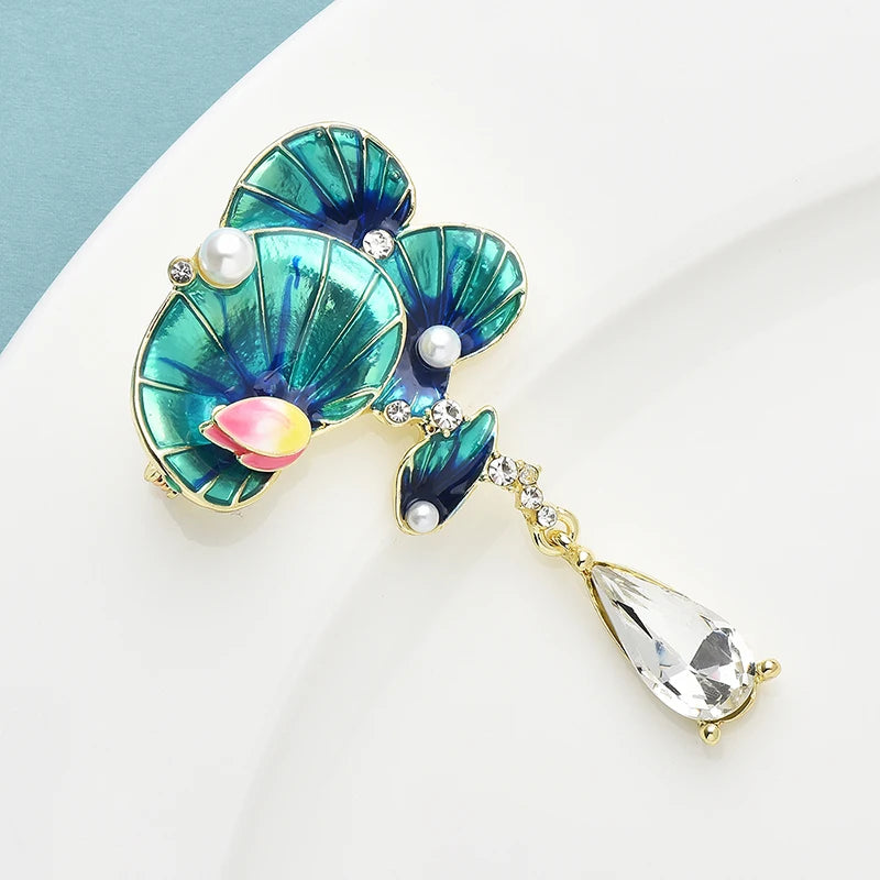 Broche Bloem Waterdruppel met Emaille Bloemblaadjes – Elegante Dames Broche