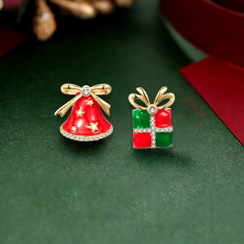 Kerst oorbellen groene strik met bel en rendier hanger – feestelijke damesoorbellen