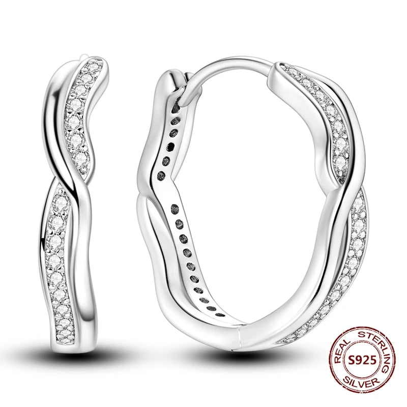 Zilveren oorbellen grote ronde hoops met zirkonia en vloeiend design