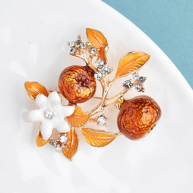 Broche Bloem Oranje Emaille – Vrouwelijke Bloemvormige Speld voor Feest & Kantoor