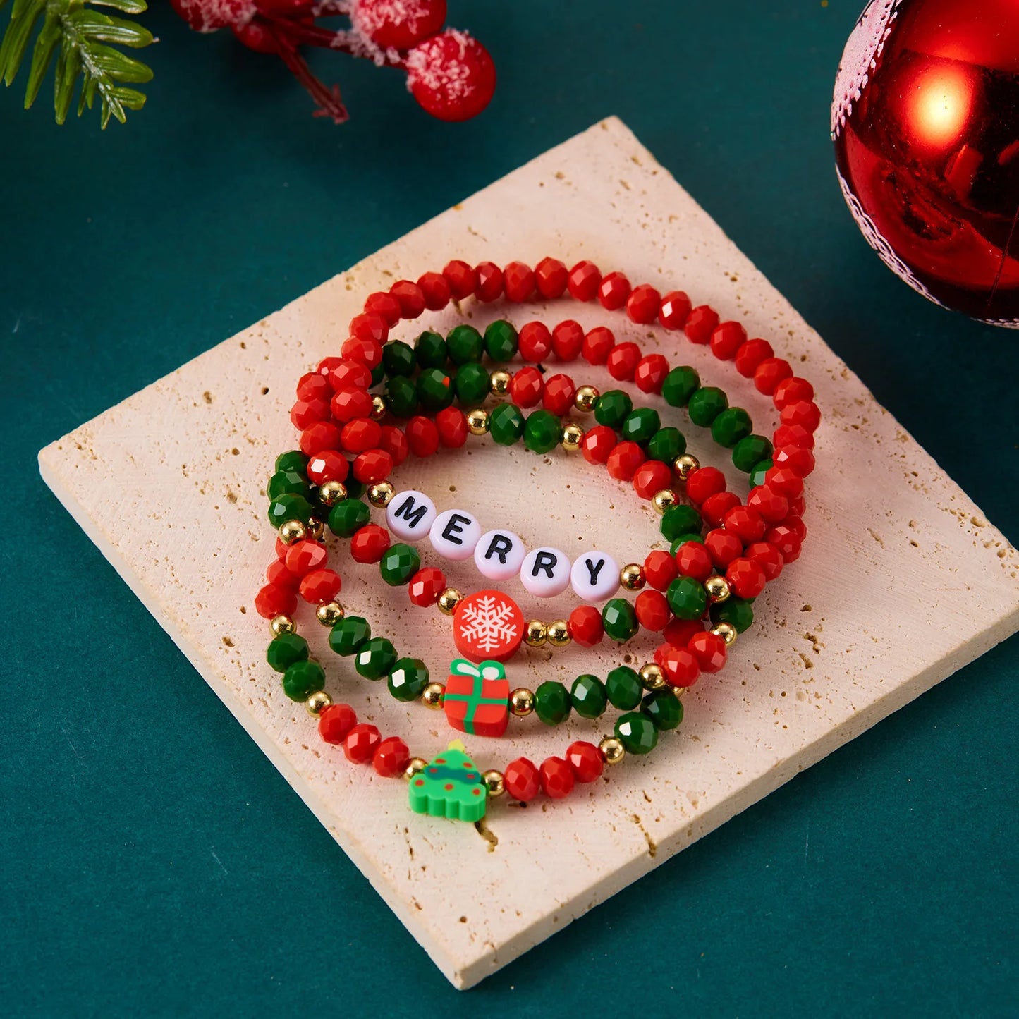 Kerst armband met rendier, sneeuwvlok en kralen bedels voor dames en meisjes