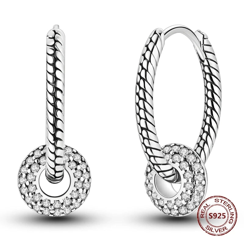 Zilveren oorbellen grote ronde hoops met zirkonia en vloeiend design