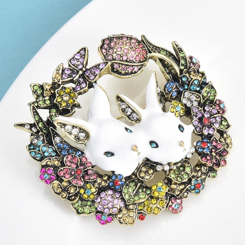 Broche Dieren | Schattige Konijnenkrans met Bloemen – Unisex Dierenbroche