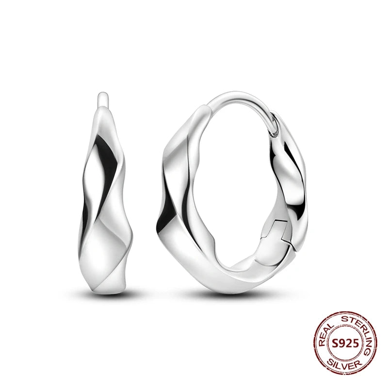 Zilveren oorbellen grote ronde hoops met zirkonia en vloeiend design