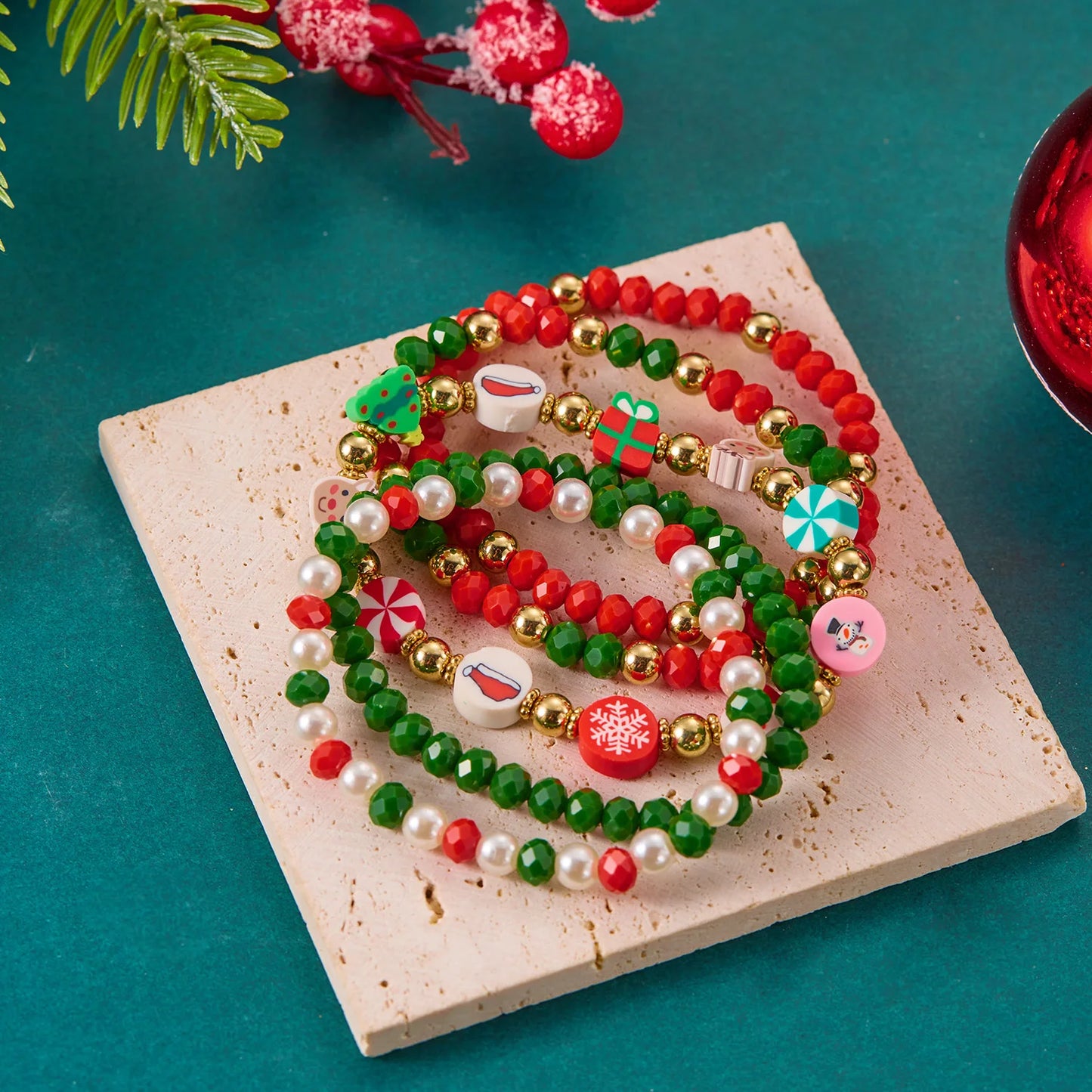 Kerst armband met rendier, sneeuwvlok en kralen bedels voor dames en meisjes