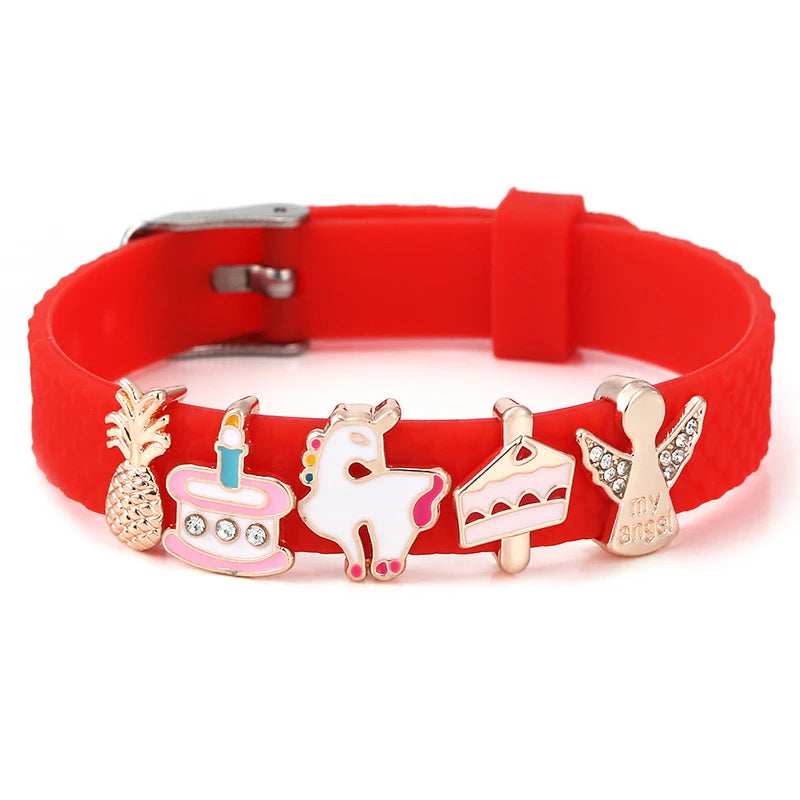 Kerst armband met rode kralen en verstelbare band met kerstklokje