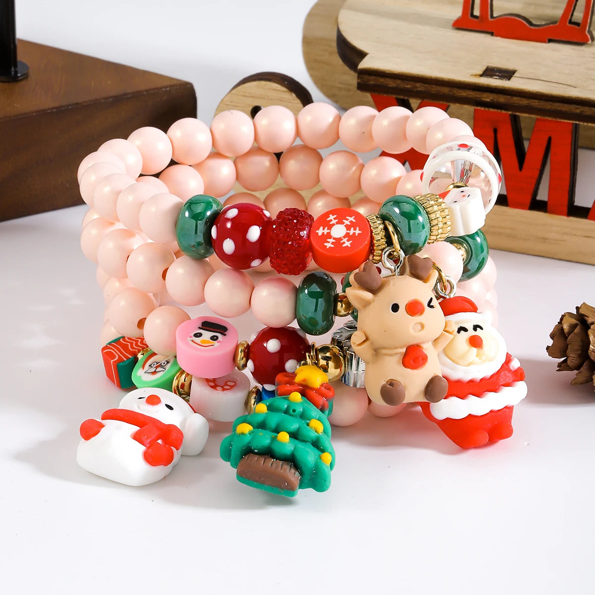 Kerst armbanden set met kralen, kerstman en sneeuwpop bedels