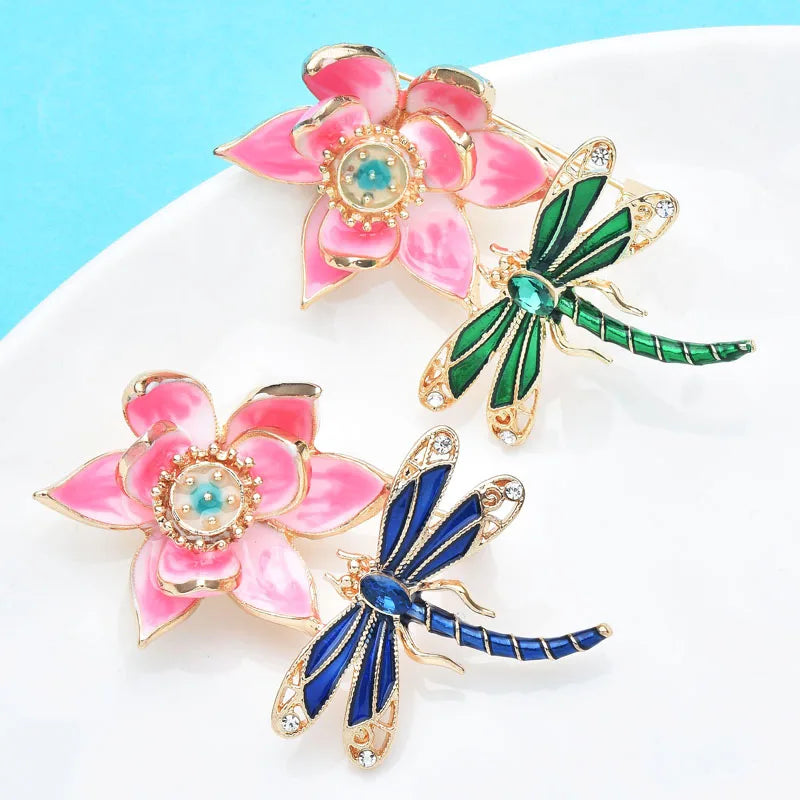 Broche Bloem met Libelle – Elegante Emaille Bloemenspeld voor Dames