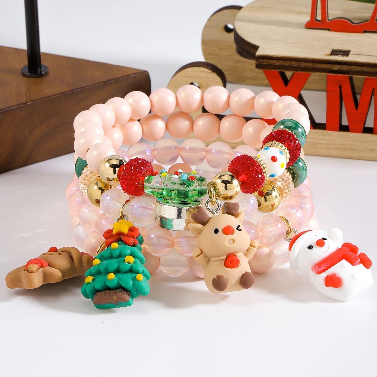 Kerst armbanden set met kralen, kerstman en sneeuwpop bedels