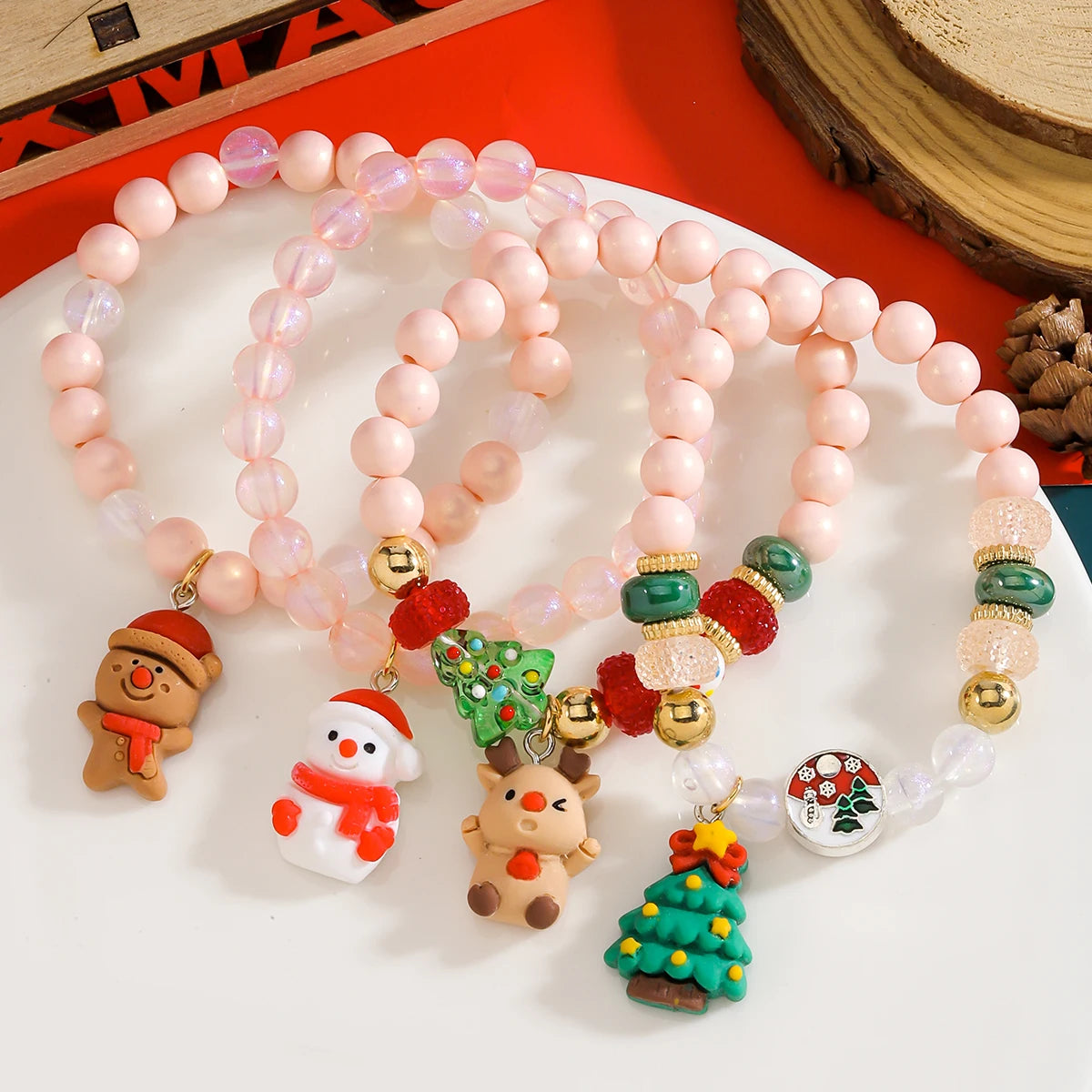 Kerst armbanden set met kralen, kerstman en sneeuwpop bedels