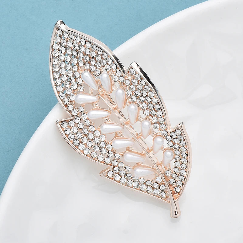 Broche Bloem met Parel en Bladmotief – Klassiek en Elegant Design
