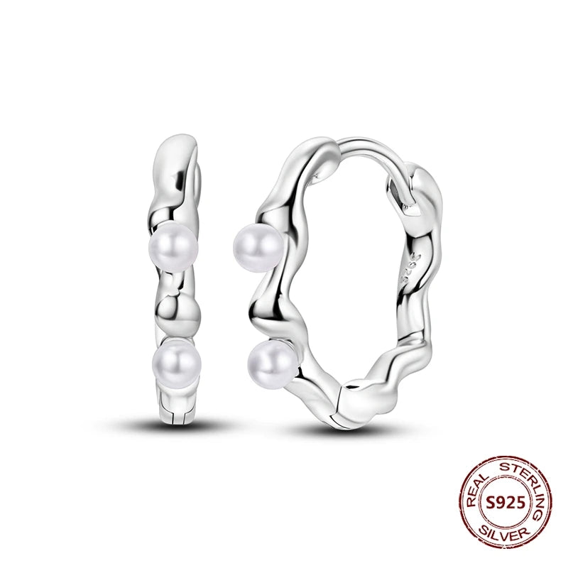 Zilveren oorbellen grote ronde hoops met zirkonia en vloeiend design