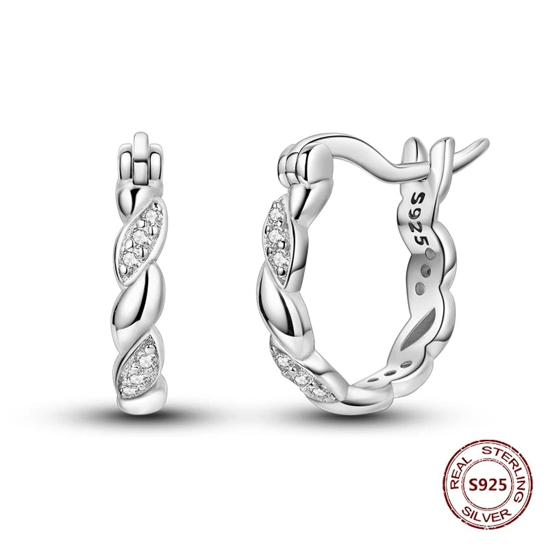 Zilveren oorbellen grote ronde hoops met zirkonia en vloeiend design