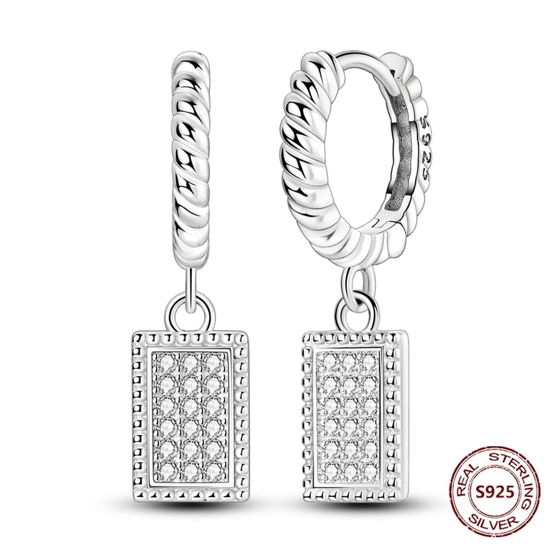 Zilveren oorbellen met lange ketting en geometrisch kruis design