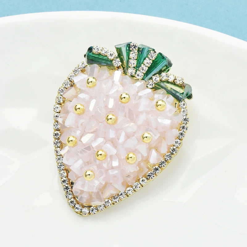 Broche Aardbei met Kristallen – Handgemaakt Fruitdesign voor Dames