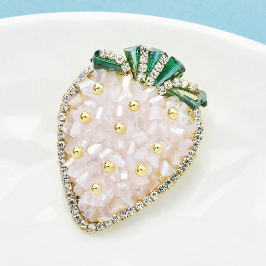 Broche Aardbei met Kristallen – Handgemaakt Fruitdesign voor Dames