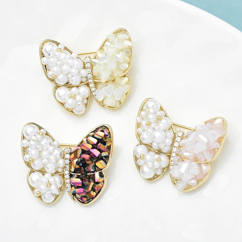 Broche dieren | Vlinder met kristal en parel – handgemaakt en elegant
