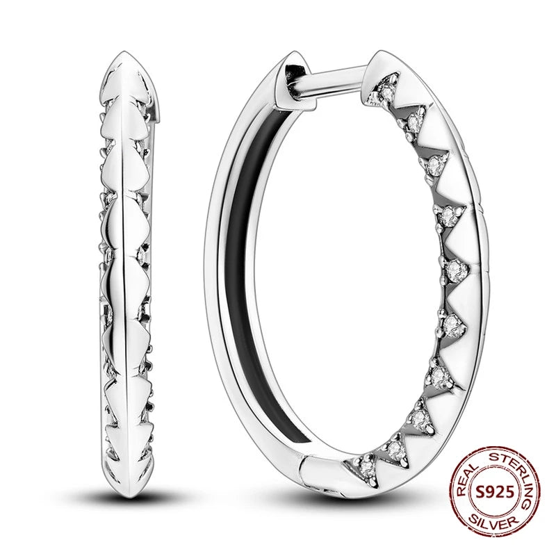 Zilveren oorbellen grote ronde hoops met zirkonia en vloeiend design