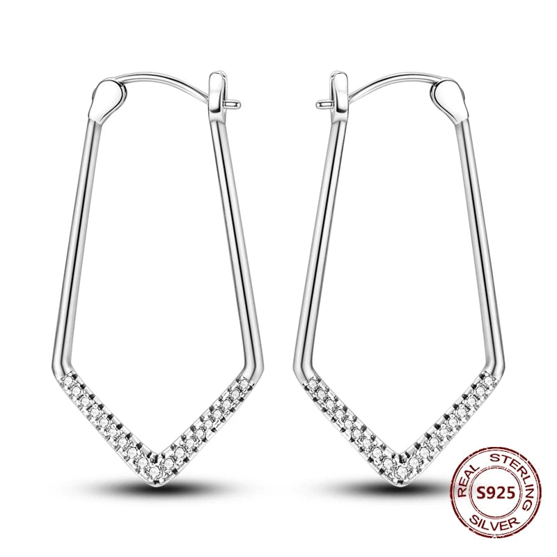 Zilveren oorbellen met lange ketting en geometrisch kruis design