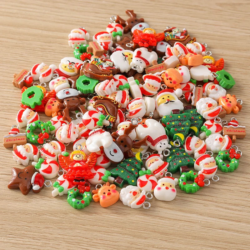 Kersthangers voor ketting of armband – 10 schattige hars bedels met kerstman en rendier