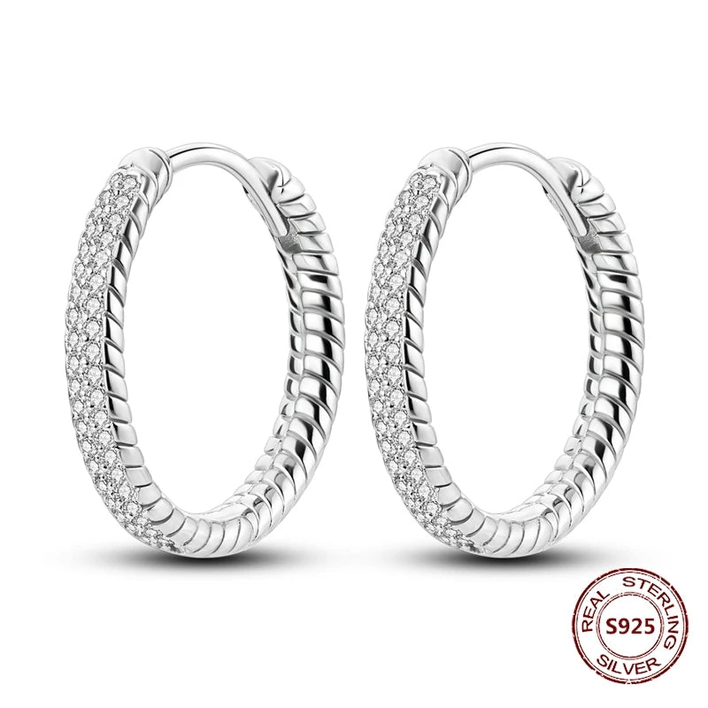 Zilveren oorbellen grote ronde hoops met zirkonia en vloeiend design