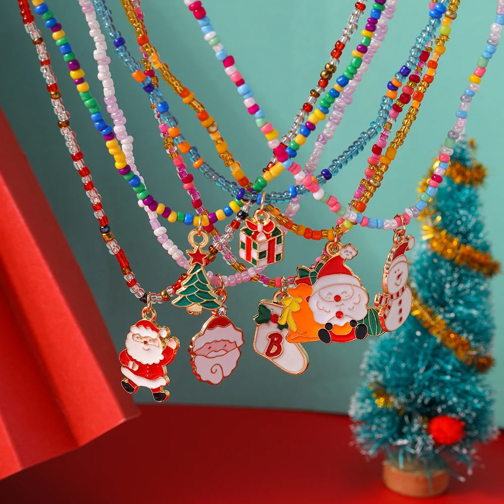 Kerst ketting set met kerstboom, kerstman en sneeuwpop hangers – feestelijke sieraden - 7 stuks