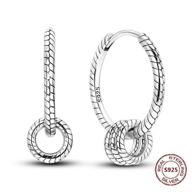 Zilveren oorbellen grote ronde hoops met zirkonia en vloeiend design
