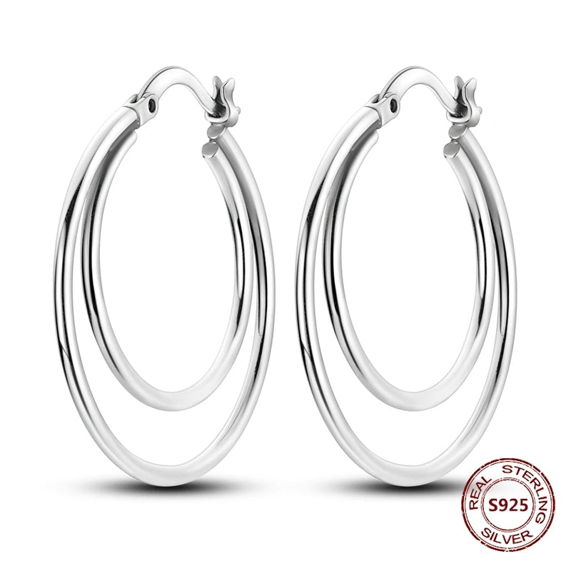Zilveren oorbellen grote ronde hoops met zirkonia en vloeiend design