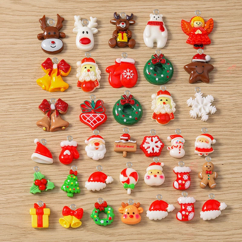 Kersthangers voor ketting of armband – 10 schattige hars bedels met kerstman en rendier