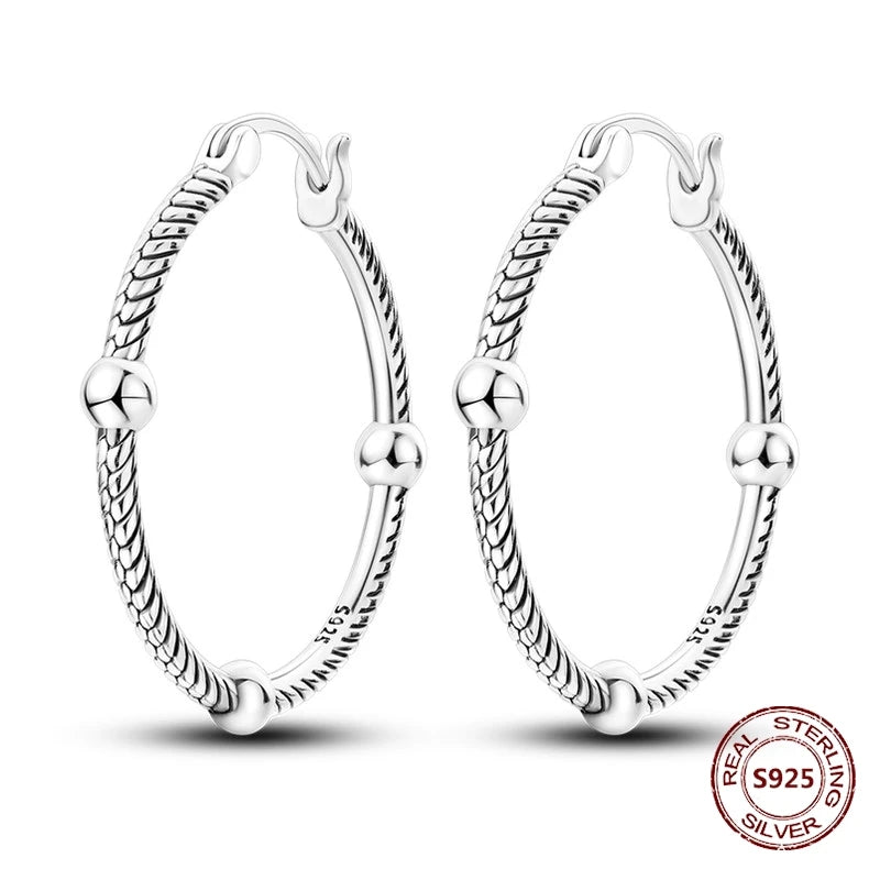 Zilveren oorbellen grote ronde hoops met zirkonia en vloeiend design