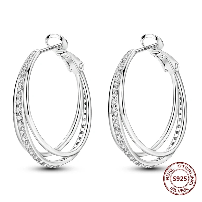 Zilveren oorbellen grote ronde hoops met zirkonia en vloeiend design