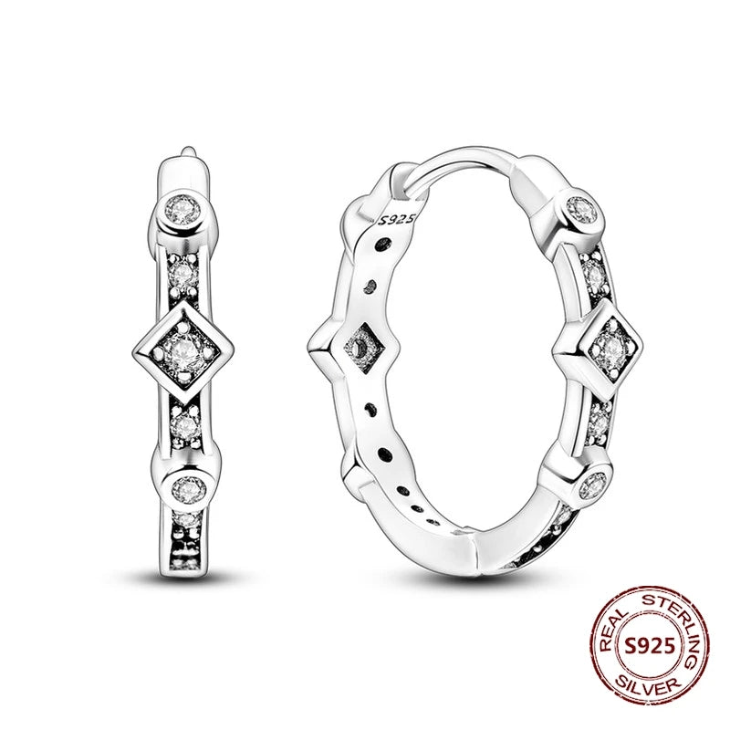 Zilveren oorbellen grote ronde hoops met zirkonia en vloeiend design