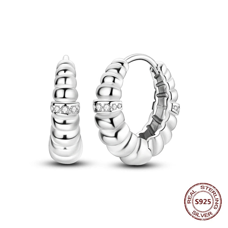 Zilveren oorbellen grote ronde hoops met zirkonia en vloeiend design
