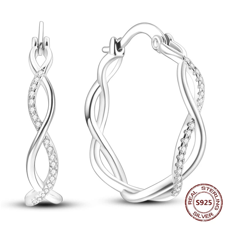 Zilveren oorbellen grote ronde hoops met zirkonia en vloeiend design