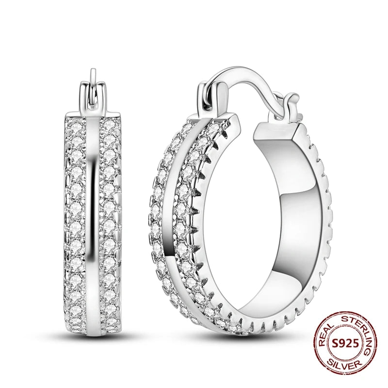 Zilveren oorbellen grote ronde hoops met zirkonia en vloeiend design