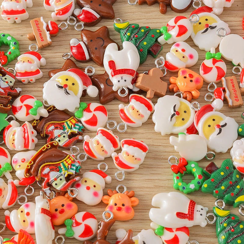 Kersthangers voor ketting of armband – 10 schattige hars bedels met kerstman en rendier