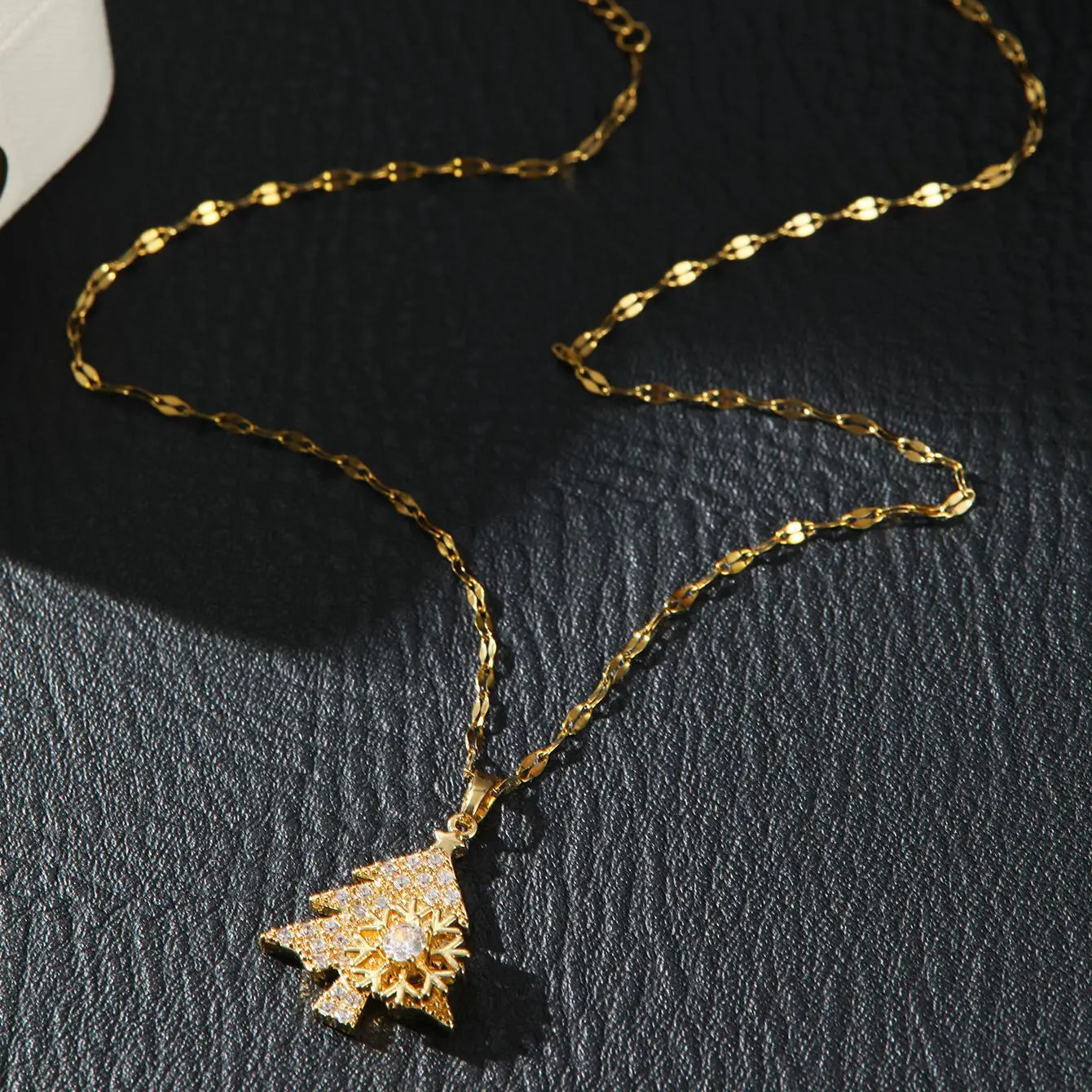 Kerst ketting met fonkelende sneeuwvlok en kerstboom hanger vol zirkonia